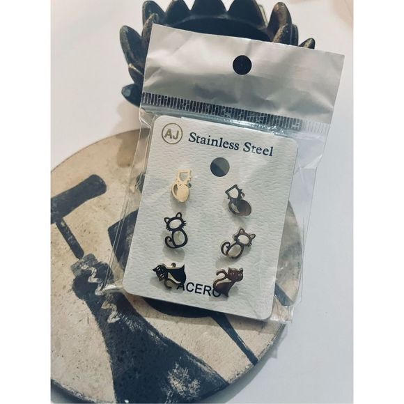 3 GOLD KITTY EARRINGS - Picture 3 of 4